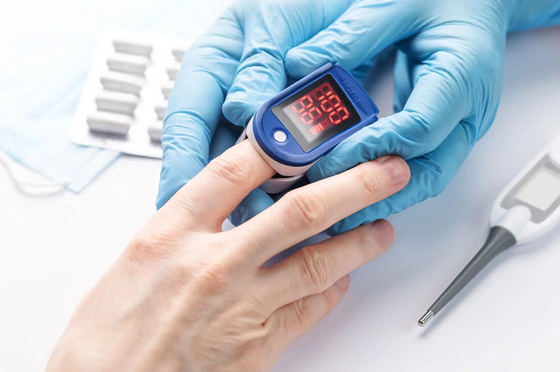 Health Hub 35 Pulse oximeter measuring oxygen on finger